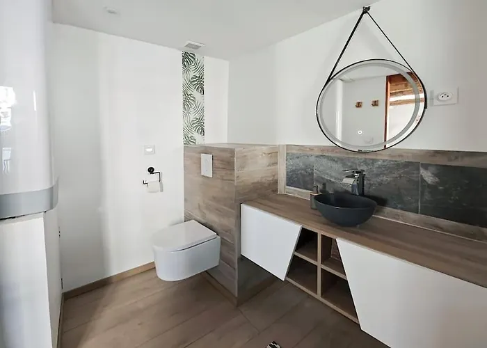 Uros Terrasse Avec Semesterbostad *